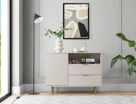 Kommode Sula 107 cm beige elegante und funktionelle Kommode mit dekorativer geriffelter Front, die mit Metallgriffen verziert ist