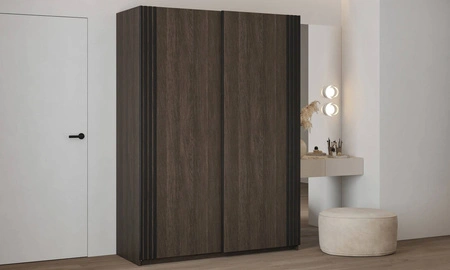 Schiebeschrank Niva 150 cm Eiche dunin geräumiger Kleiderschrank mit Lamellen dekoriert ist perfekt für Räume jeder Größe