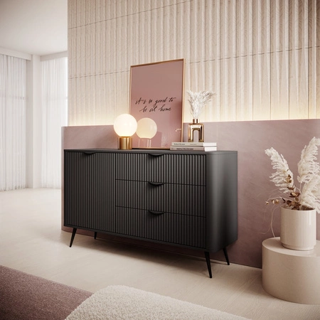 Lante Schubladenkommode 138 cm schwarz elegante abgerundete Kommode auf einem Metallsockel unterstützt stilvolle Griffe