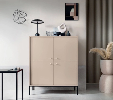 Hohe Kommode Mono 104 cm Beige Minimalistisches Design stilvoller goldener Griff schlichte Form mit metallischen Elementen