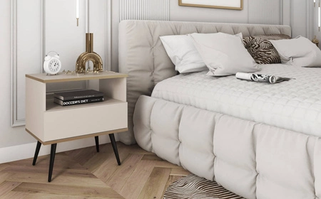 Luxuriöser beigefarbener Nachttisch mit Schublade eleganter Designschrank mit goldener Zierleiste Schrank auf schwarzen Metallbeinen