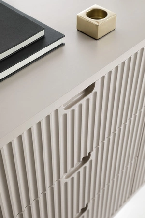 RTV Schrank Zoya 168 cm beige modernes Design massiv auf goldenen Beinen geriffelte Front charakteristische ovale Form