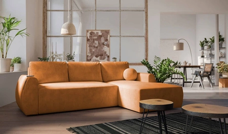 Ecksofa mit Schlaffunktion Colio Honig rechts stilvolles Ecksofa mit interessanter Form Veloursstoff Zierkissen Ball
