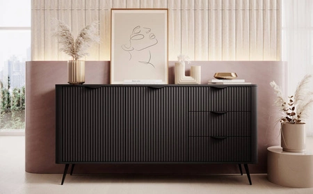 Schubladenkommode Lante 163 cm schwarz geschmackvolle Kommode mit kannelierten Fronten auf hohen schrägen Beinen gestützt stilvolle Griffe