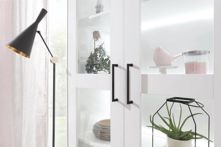 Vitrine Skien 90 cm glänzend weiß elegantes Design schlichte Form des Möbels angereichert mit stilvollen Metallelementen schwarze Beine sichere Glaselemente