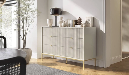 Lovro 154 cm beige Kommode modernes Design wird Liebhaber von ausdrucksstarken Interieurs geriffelte Fronten Gold-Accessoires begeistern