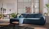 Ecksofa mit Schlaffunktion Colio blau linke Seite stilvolles Ecksofa mit interessanter Form Veloursstoff Zierkissen Ball