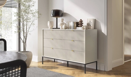 Lovro 154 cm beige Kommode modernes Design wird Liebhaber von ausdrucksstarken Interieurs geriffelte Fronten Metallgriffe begeistern