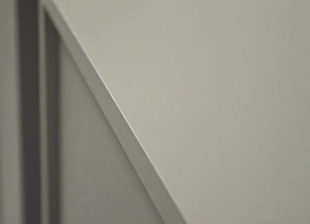 Kommode Kioto I 100 cm Eukalyptus modernes Design praktische Ablagen schwarze Griffe Metallbasis