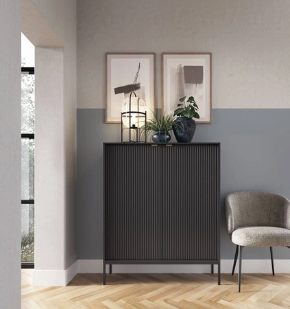 Kommode Lovro 104 cm schwarz modernes Design wird Liebhaber von markanten Interieurs begeistern