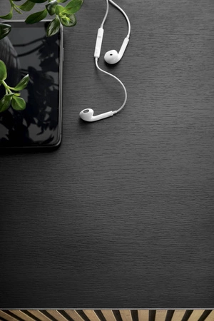 Kommode Amma 154 cm schwarz / Eiche wotan einzigartiges Design dekorative geriffelte und verglaste Fronten der Kommode