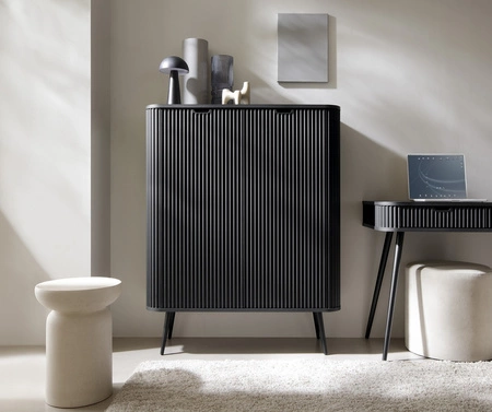 Zoya 103 cm Kommode schwarz elegantes Design ovale Form auf schwarzen Metallbeinen geschmackvolle geriffelte Front gesetzt