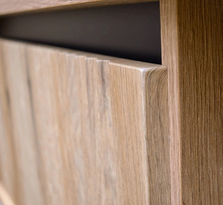 Osaka Wandschrank Eiche evoke / schwarz minimalistisches Design akzentuiert durch trendige Farben hohe Metallbeine schwarz geschmackvoll geriffelte Front