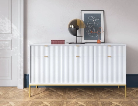 Kommode mit Schubladen Lovro 154 cm weiß modernes Design wird Liebhaber von ausdrucksstarken Interieurs begeistern Goldmetall-Accessoires