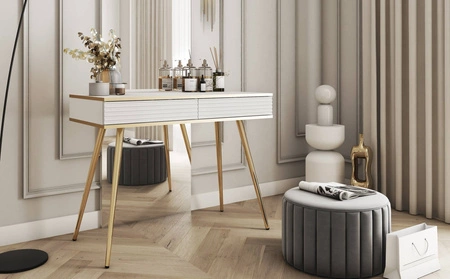 Konsole mit Schubladen Luxury weiße eleganter Schminktisch mit kannelierten Fronten hohen goldenen Beinen Körper mit goldenen trim gekrönt