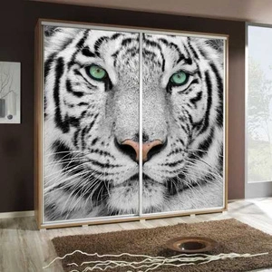 Artistino 205 cm Schiebeschrank mit Tiger-Treppen-Grafik Der Korpus des Schranks in Eiche Catania ist aus 22 mm starker Platte