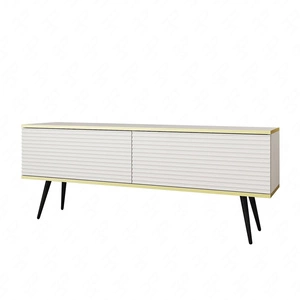 TV-Schrank Luxury 135 cm weiß elegantes Design stilvolle geriffelte Front Korpus mit goldener Zierleiste schwarze Metallbeine gekrönt