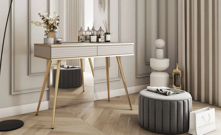 Konsole mit Schubladen Luxury beige eleganter Schminktisch mit kannelierten Fronten hohen goldenen Beinen Körper mit goldenen trim gekrönt