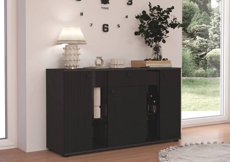 Kommode Senja 140 cm matera / schwarz elegantes Design dekorative geriffelte Front mit Metallgriff