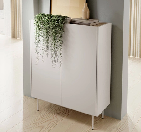 Vellore 97 cm hohe Kommode beige elegante Kommode mit abgesenkter Platte in Eiche Farbton Metallbeine grifflose Fronten