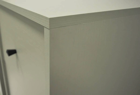 Schubladenkommode Kioto III 84 cm Eukalyptus modernes Design dezente schwarze Griffe Metallrahmen ideale Kommode für Wohnzimmer