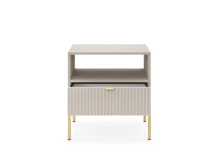 Lovro Nachttisch mit Schublade beige geschmackvolles geriffeltes Dekor idealer Schlafzimmerschrank goldenes Metallzubehör