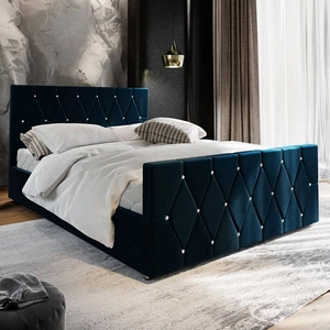 Polsterbett Tifton 180x200 in marineblau mit modernem Stauraum und einem markanten Kopf- und Fußteil, das mit Kristallen besetzt ist