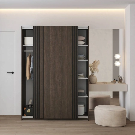 Schiebeschrank Niva 150 cm Eiche dunin geräumiger Kleiderschrank mit Lamellen dekoriert ist perfekt für Räume jeder Größe