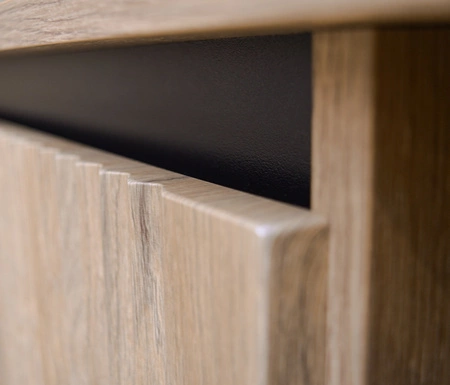 RTV-Schrank Osaka 179 cm Eiche evoke / schwarz in trendigen Farben, ideal für Innenräume im japanischen Stil, geschmackvolle geriffelte Front