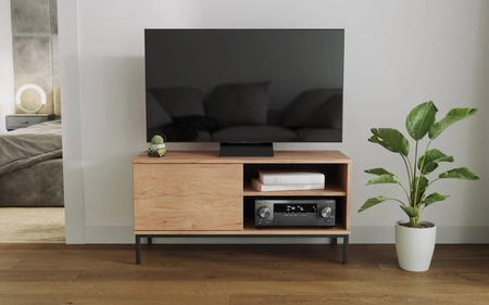 RTV Schrank Tutti 100 cm Eiche Hickory einfache Form des Schrankes auf einem Metallsockel in schwarzem eleganten Design gesetzt