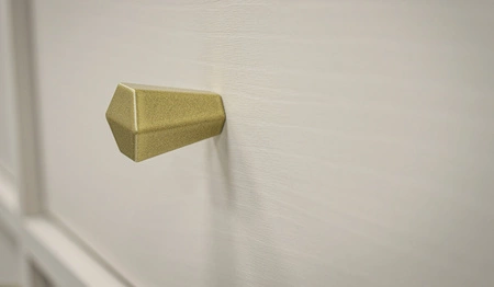 Kioto III Kommode 158 cm beige modernes Design dezente Griffe schlichte Form angereichert mit einem goldenen Metallrahmen