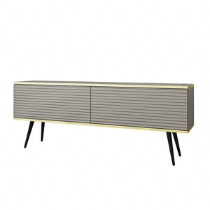 TV-Schrank Luxury 135 cm grau elegantes Design stilvolle geriffelte Front Korpus mit goldenen Zierleisten schwarze Metallbeine gekrönt
