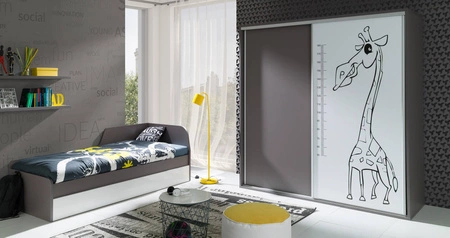 Schiebeschrank Yugo 206 cm mit Grafik in Esche / weiß glänzend ein modernes und funktionelles Möbelstück für ein Kinderzimmer