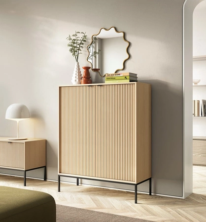 Kommode Lovro 104 cm Eiche Vicenza äußerst elegante Kommode, die durch modische Farben hervorgehoben wird Designer-Rillen auf den Fronten