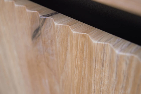 RTV Schrank Osaka 140 cm Eiche evoke / schwarz schlichtes Design in trendigen Farben ideal für japanische Innenräume geschmackvolle geriffelte Front