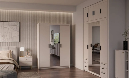 Kleiderschrank mit Spiegel Rene 133 cm sandbeige Geräumiger Kleiderschrank für das Schlafzimmer, der durch natürliche Farben hervorgehoben wird Stilvolle schwarze Griffe