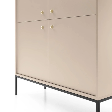 Hohe Kommode Mono 104 cm Beige Minimalistisches Design stilvoller goldener Griff schlichte Form mit metallischen Elementen