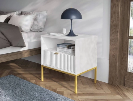 Lovro Nachttisch mit Schublade weiß geschmackvoll geriffelt Dekor ideal Schlafzimmer Schrank Gold Metall Zubehör