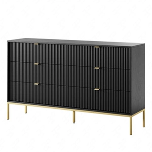 Kommode mit Schubladen Lovro 154 cm schwarz modernes Design wird Liebhaber von ausdrucksstarken Interieurs geriffelte Fronten Gold Zubehör begeistern