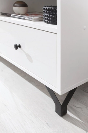 TV Schrank Skien 140 cm weiß glänzend elegantes Design einfache Form der Möbel mit stilvollen Metallelementen bereichert schwarze Beine