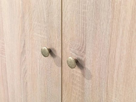 Finezja 150 cm heller Eichenschrank sonoma ist ein funktionelles Möbelstück für ein Wohnzimmer oder Büro