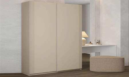 Schiebeschrank Niva 180 cm beige geräumiger Kleiderschrank mit Lamellen verziert ist perfekt für Räume jeder Größe