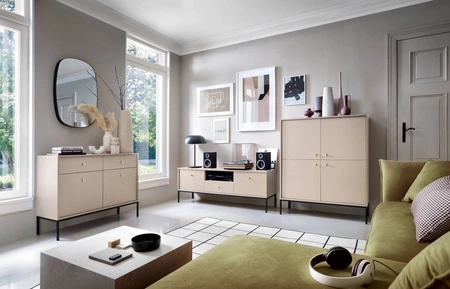 Hohe Kommode Mono 104 cm Beige Minimalistisches Design stilvoller goldener Griff schlichte Form mit metallischen Elementen