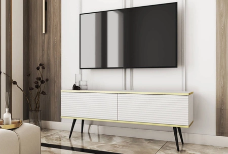 TV-Schrank Luxury 135 cm weiß elegantes Design stilvolle geriffelte Front Korpus mit goldener Zierleiste schwarze Metallbeine gekrönt