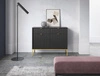 Kommode mit Schubladen Lovro 104 cm schwarz modernes Design wird Liebhaber von ausdrucksstarken Interieur Kommode mit Gold-Accessoires bereichert begeistern