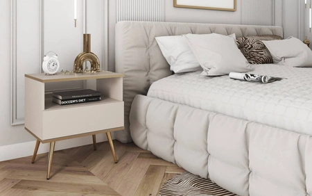 Luxuriöser beigefarbener Nachttisch mit Schublade eleganter Designschrank mit Goldverzierung Schrank auf hohen Metallbeinen gestützt
