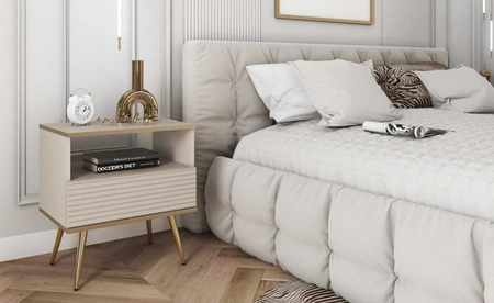 Nachttisch mit Schublade Luxury beige eleganter Designschrank mit goldener Zierleiste Schrank mit geriffelter Front goldene hohe Beine