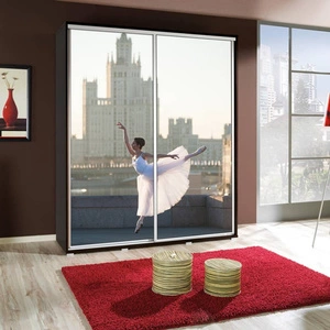 Artistino 155 cm Schiebeschrank mit Ballerina-Grafik Der Schrankkorpus in Wenge-Farbe besteht aus 22 mm starker Platte