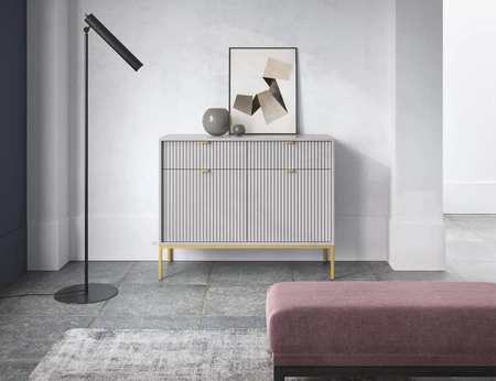 Kommode mit Schubladen Lovro 104 cm grau modernes Design wird Liebhaber von ausdrucksstarken Innenräumen Kommode mit Gold-Accessoires bereichert begeistern
