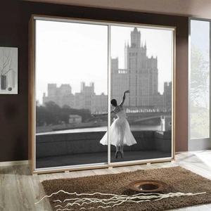 Artistino 205 cm Schiebeschrank mit Ballerina II Grafik Der Korpus des Schranks in Eiche Catania ist aus 22 mm starker Platte